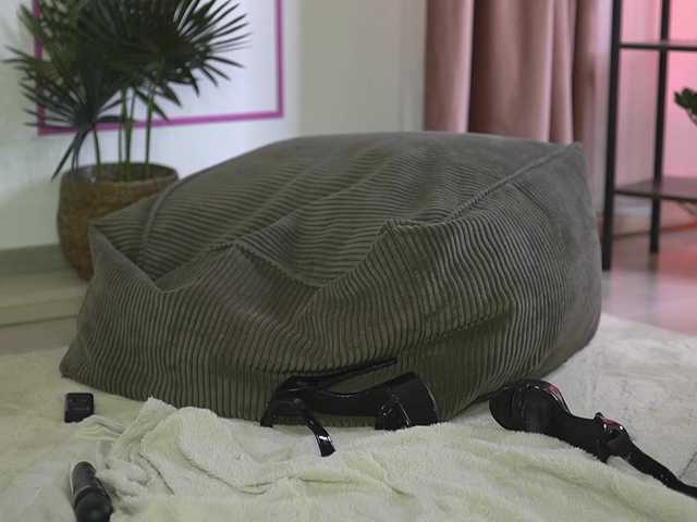 ellacandy's BongaCams show and profile