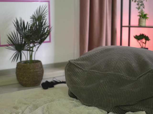 ellacandy's BongaCams show and profile