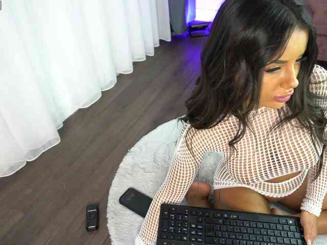 SashaPariss webcam