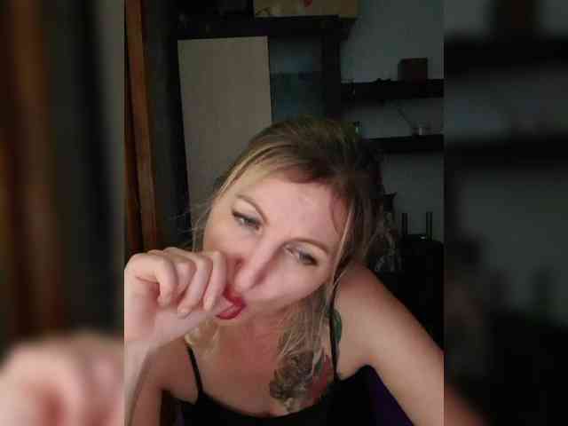 Nushka1984 webcam