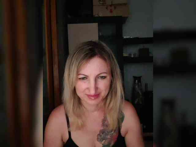 Nushka1984 webcam