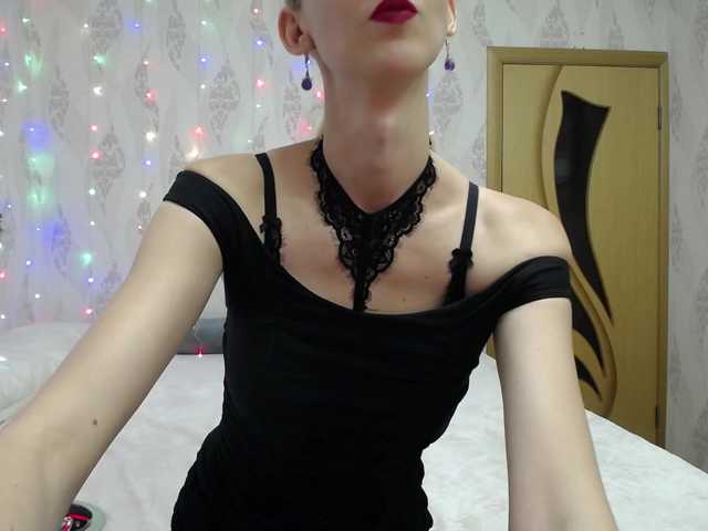 LizzieBrait's BongaCams show and profile