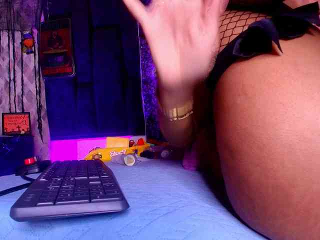 naomi-k webcam