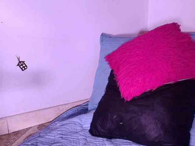 naomi-k webcam