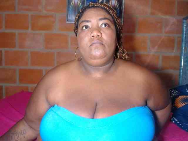 bustyboobsxxll webcam