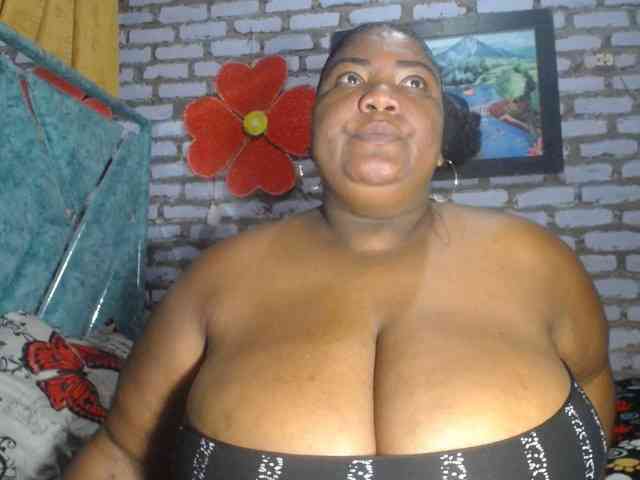 bustyboobsxxll webcam