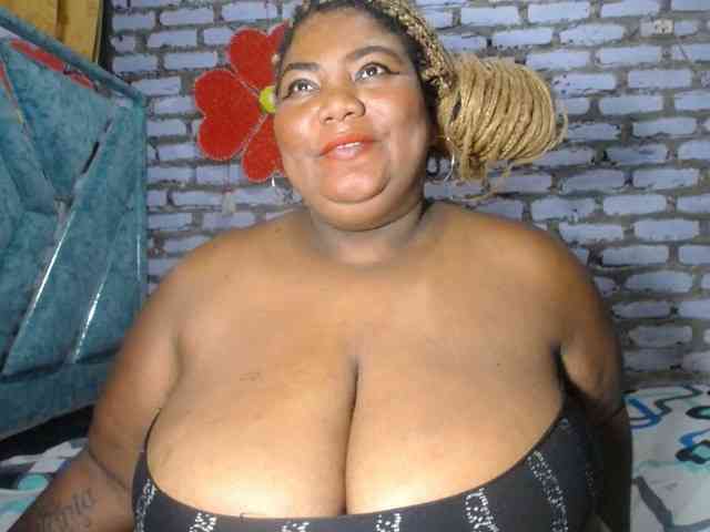 bustyboobsxxll webcam