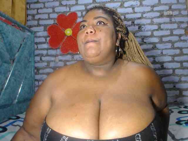 bustyboobsxxll webcam