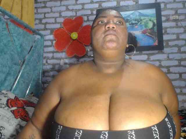 bustyboobsxxll webcam