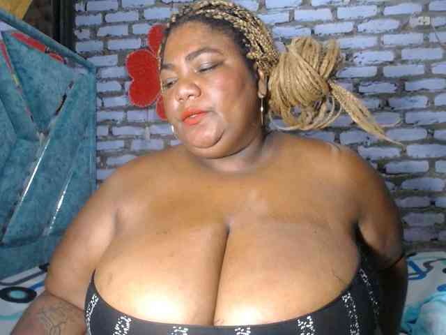 bustyboobsxxll webcam