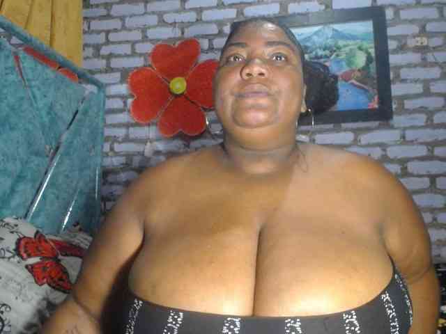 bustyboobsxxll webcam