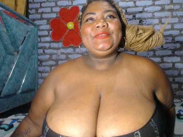 bustyboobsxxll webcam