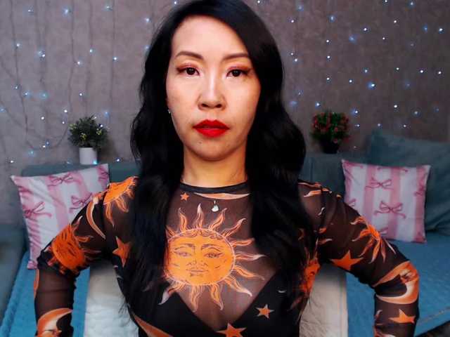 le modèle RoseFlow est en webcam porno dans un show sur le site bongacams, il possède les tags suivants: Asian,Brunette,Shaved