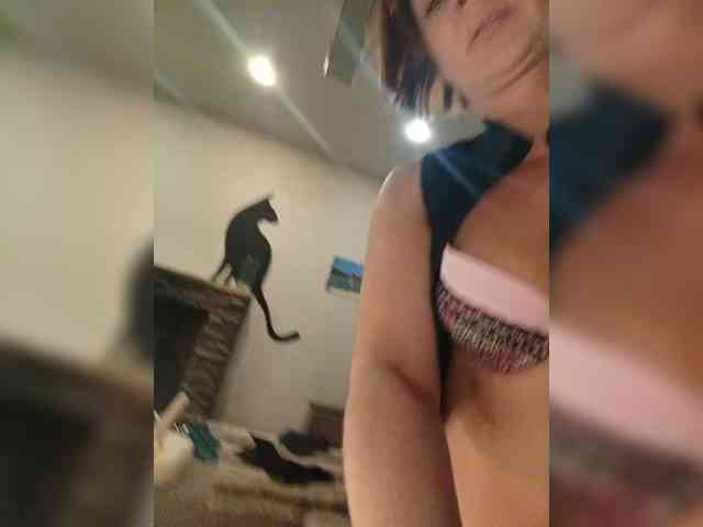 DianaAhTender webcam