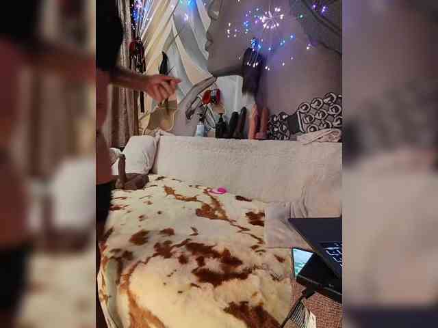 DianaAhTender webcam