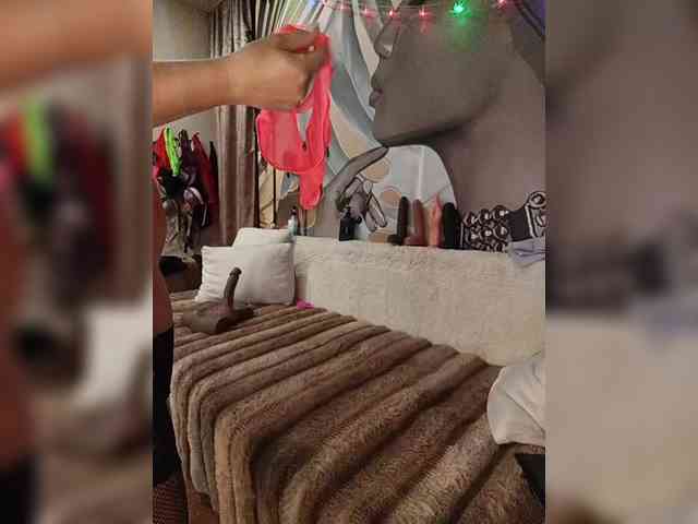 DianaAhTender webcam