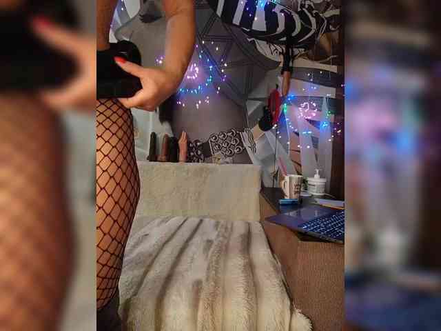 DianaAhTender webcam