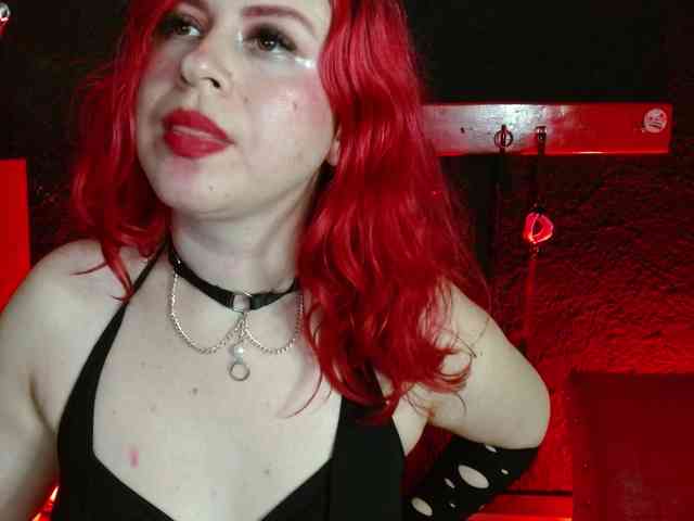 Naty-slavedoll webcam