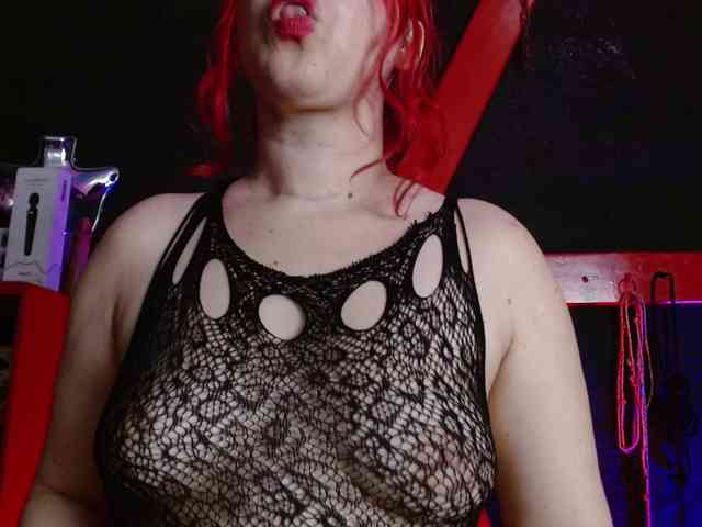 Naty-slavedoll webcam