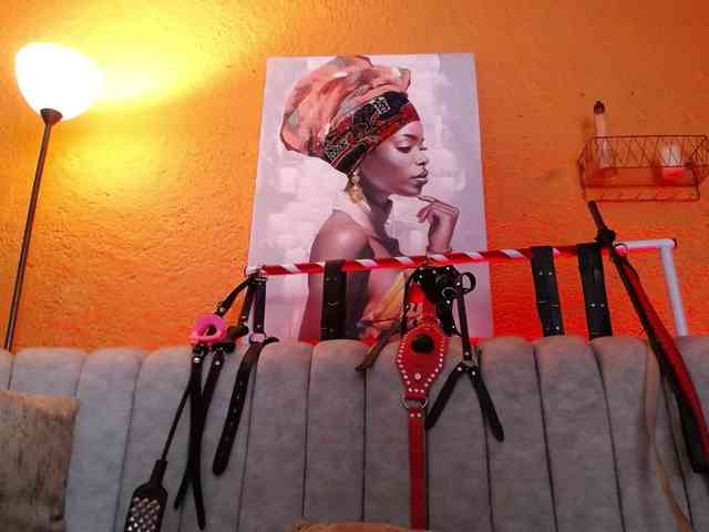 Naty-slavedoll webcam