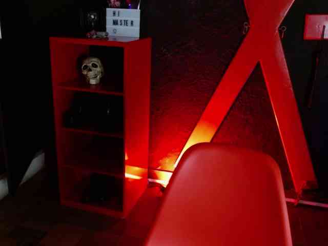 Naty-slavedoll webcam
