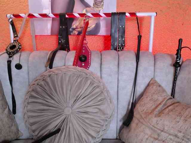 Naty-slavedoll webcam