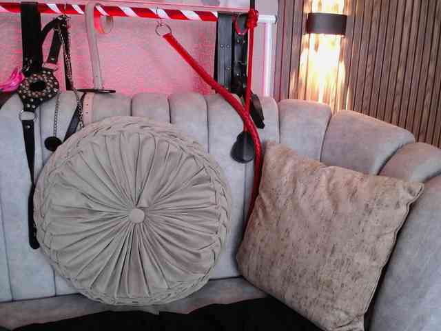 Naty-slavedoll webcam