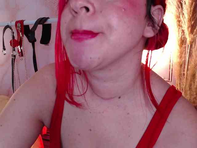 Naty-slavedoll webcam