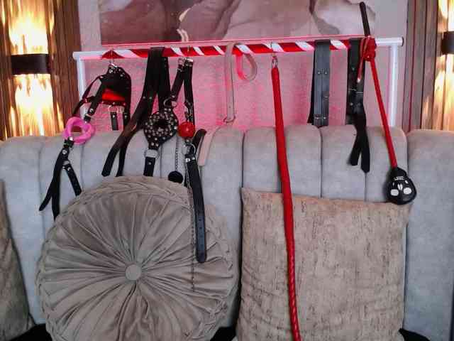 Naty-slavedoll webcam