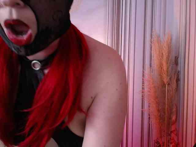 Naty-slavedoll webcam