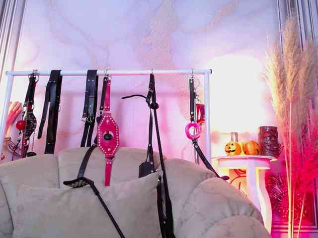 Naty-slavedoll webcam