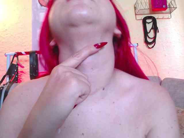 Naty-slavedoll webcam