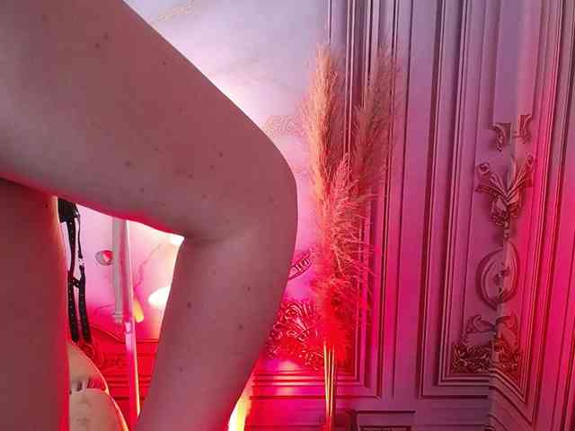 Naty-slavedoll webcam