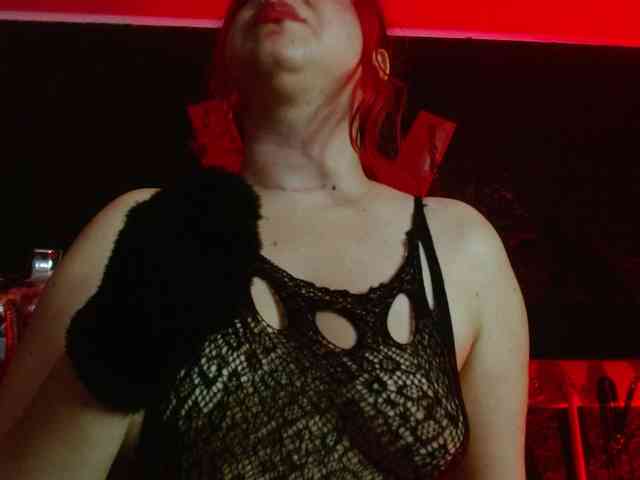 Naty-slavedoll webcam