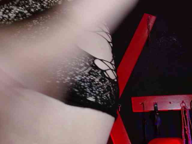 Naty-slavedoll webcam