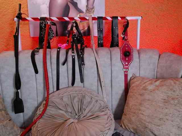 Naty-slavedoll webcam