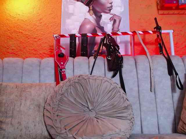 Naty-slavedoll webcam