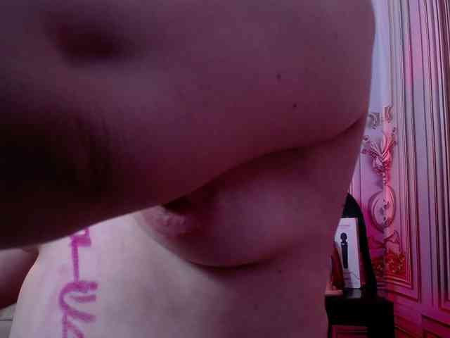 Naty-slavedoll webcam