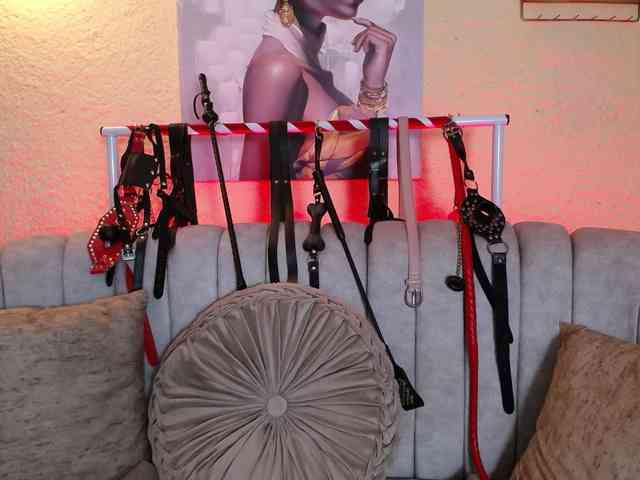 Naty-slavedoll webcam