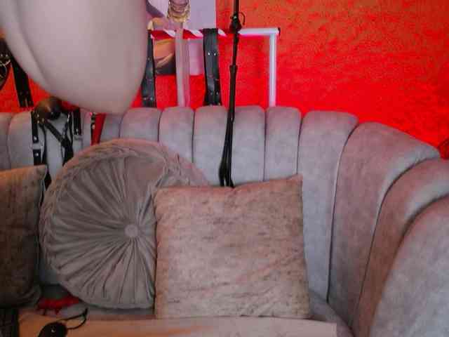 Naty-slavedoll webcam