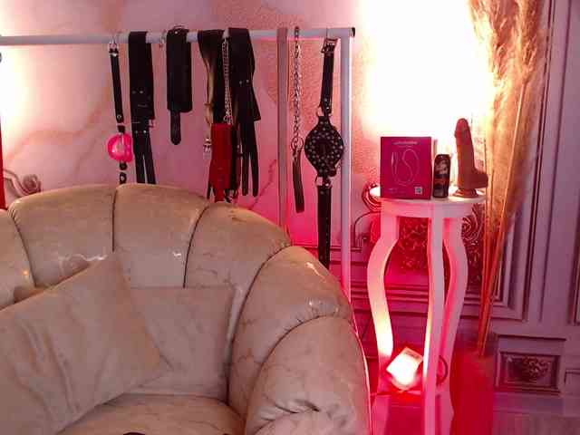 Naty-slavedoll webcam
