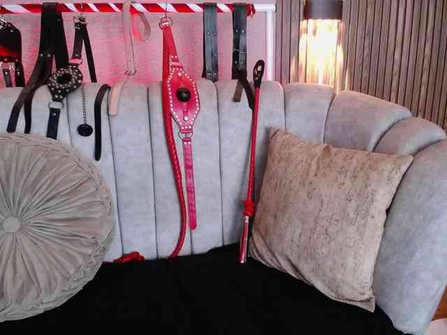 Naty-slavedoll webcam