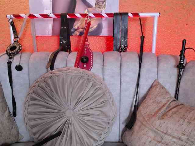 Naty-slavedoll webcam