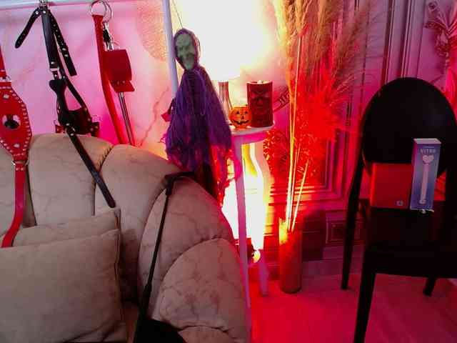 Naty-slavedoll webcam