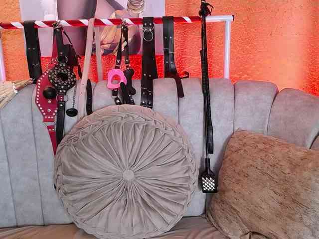 Naty-slavedoll webcam