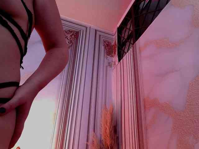 Naty-slavedoll webcam