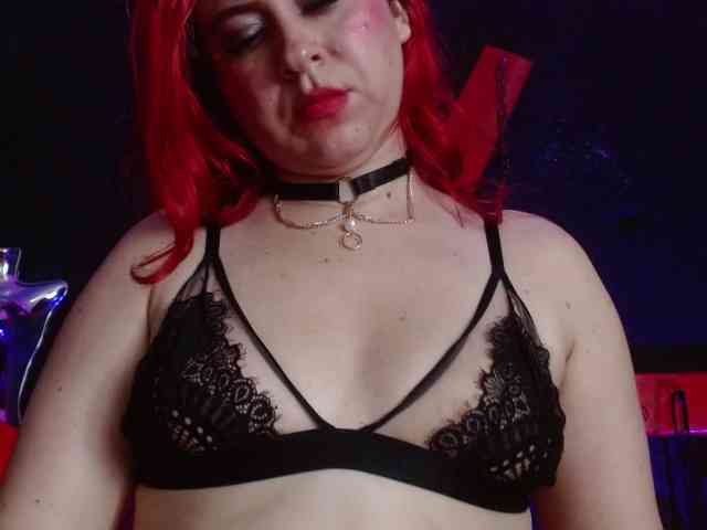 Naty-slavedoll webcam