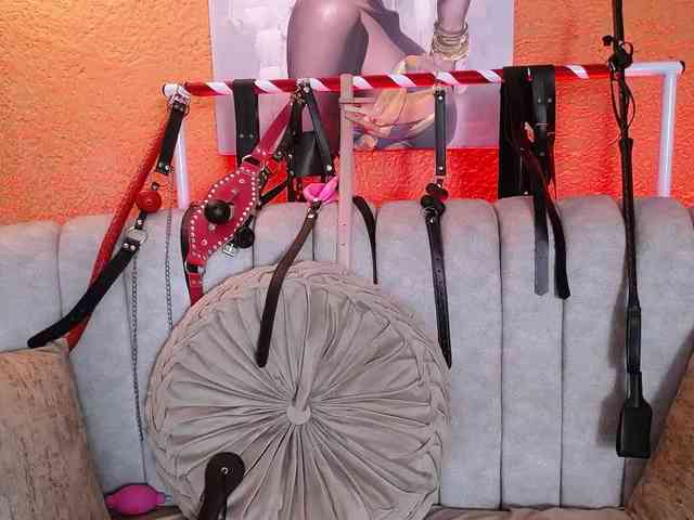 Naty-slavedoll webcam