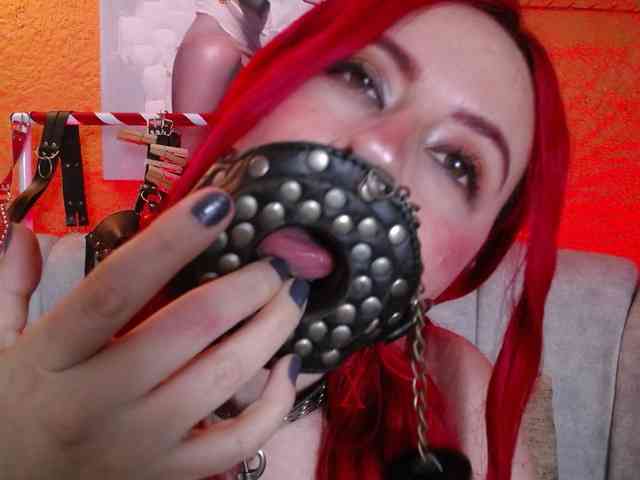 Naty-slavedoll webcam