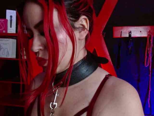 Naty-slavedoll webcam